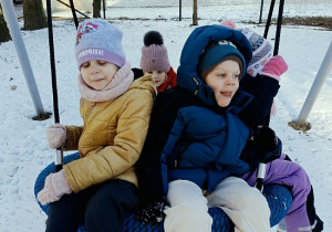 dzieci bujają się na huśtawce