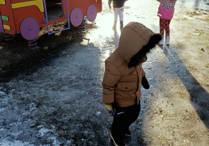 dzieci spacerują po lodzie