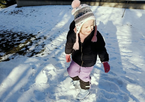 dziewczynka w śniegu