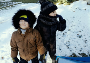 chłopcy rzucają śniegiem