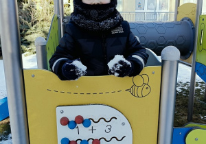 chłopiec na zjeżdżalni