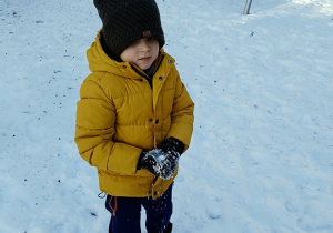 chłopiec na śniegu