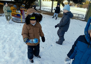 chłopcy rzucają się śnieżkami