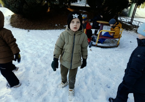 chłopiec stoi w śniegu