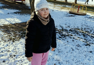 dziewczynka stoi w śniegu