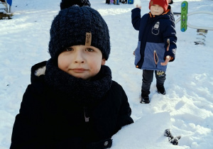 chłopiec trzyma w rękach bryłę lodu