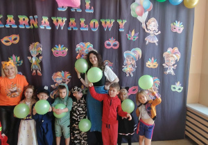 dzieci w przebraniach pozują do zdjęcia