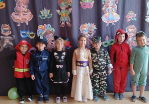 dzieci w strojach karnawałowych pozują do zdjęcia