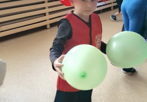 chłopiec tańczy z balonem