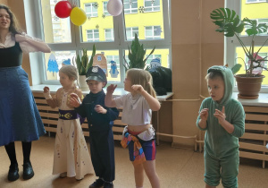 dzieci tańczą w swoich przebraniach karnawałowych