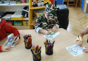 dzieci kolorują maski