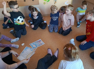 Zabawy sensoryczne- sztuczny śnieg