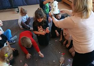 dzieci robią doświadczenie wykonując sztuczny śnieg