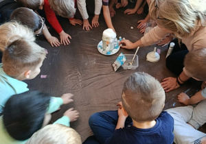 dzieci robią doświadczenie wykonując sztuczny śnieg