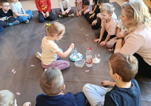 dzieci robią doświadczenie wykonując sztuczny śnieg