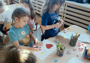 dzieci wykonują papierowe walentynki