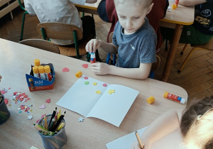 dzieci wykonują papierowe walentynki