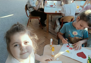 dzieci wykonują papierowe walentynki