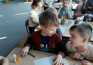 dzieci wykonują papierowe walentynki