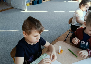 dzieci wykonują papierowe walentynki