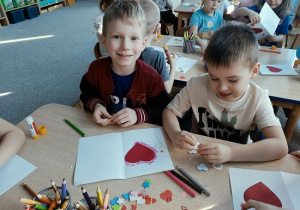 dzieci wykonują papierowe walentynki