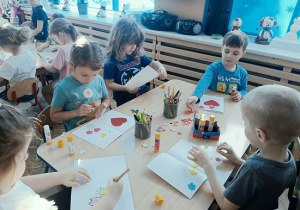 dzieci wykonują papierowe walentynki