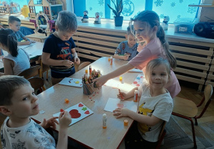 dzieci wykonują papierowe walentynki