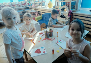 dzieci wykonują papierowe walentynki