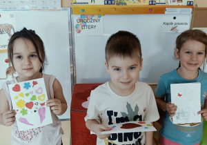 dzieci wrzucają do skrzynki papierowe walentynki