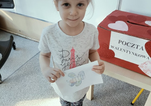 dziewczynka wrzuca do skrzynki walentynkę