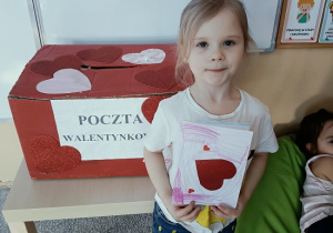 dziewczynka wrzuca do skrzynki walentynkę