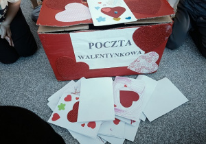 skrzynka z kartkami walentynkowymi