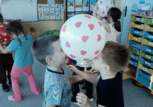 taniec dzieci z balonem