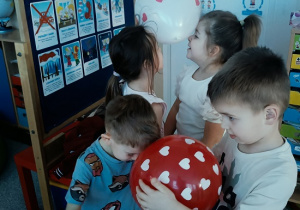 taniec dzieci z balonem