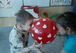 taniec dzieci z balonem