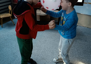 taniec dzieci z balonem