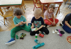 chłopcy liczą zabawki