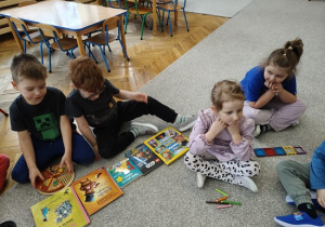 chłopcy liczą książki