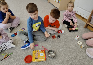 chłopcy liczą zabawki