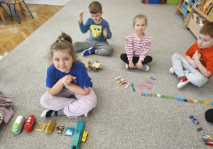 dzieci liczą zabawki