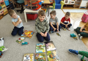 dzieci liczą zabawki