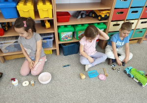 dzieci układają i liczą zabawki