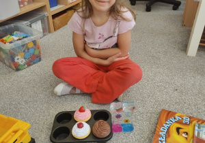 dziewczynka liczy zabawki