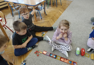 dzieci liczą zabawki