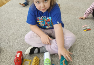 dziewczynka liczy zabawki