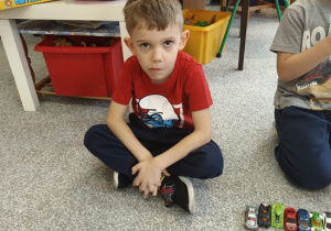 chłopiec liczy autka