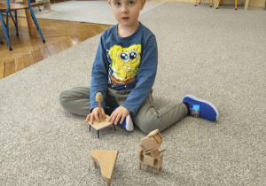 chłopiec liczy zabawki