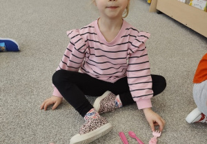 dziewczynka liczy zabawki