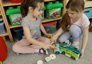 dziewczynki liczą zabawki