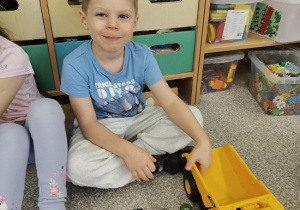 chłopiec liczy zabawki